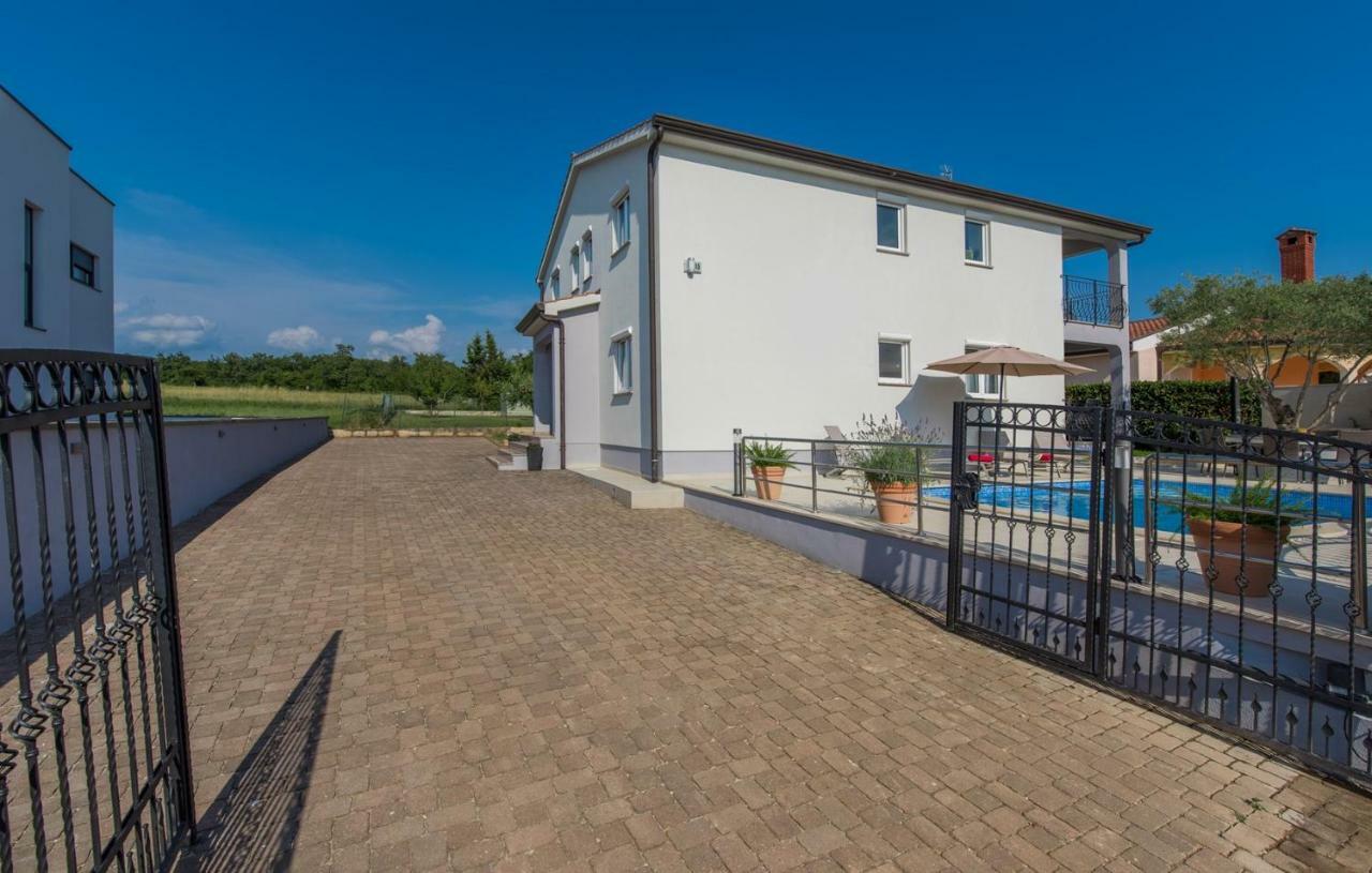 Silver Holiday House Vrvari Luaran gambar
